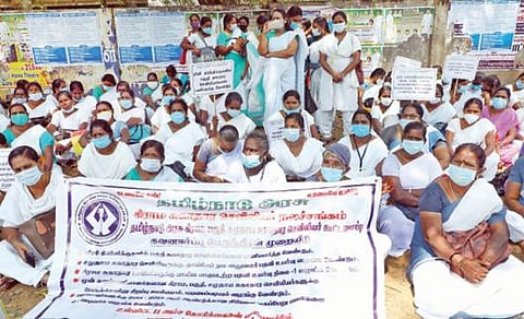 திருச்சி மாவட்ட ஆட்சியர் அலுவலகம் அருகே நேற்று ஆர்ப்பாட்டத்தில் ஈடுபட்ட கிராம சுகாதர செவிலியர் நலச் சங்கத்தினர்.படம்: ஜி.ஞானவேல்முருகன்