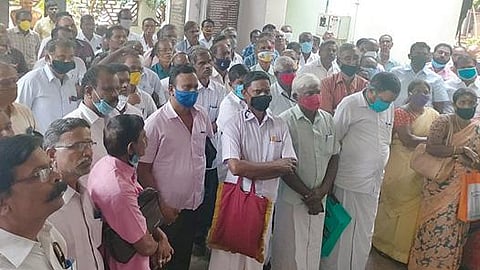 மதுரை மத்திய கூட்டுறவு வங்கி முன் முற்றுகைப் போராட்டம் நடத்திய கூட்டுறவு வங்கிச் செயலர்கள்.