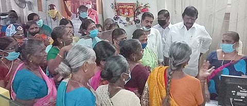 குடிநீர் வழங்காததைக் கண்டித்து விருதுநகர் நகராட்சி அலுவலகத்தை முற்றுகையிட்ட பொதுமக்கள்.