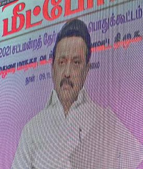 காணொலி மூலம் மதுரையில் நடந்த சட்டப்பேரவை தேர்தல் சிறப்புப் பொதுக்கூட்டத்தில் கலந்துகொண்ட திமுக மாவட்டச் செயலாளர்கள், நிர்வாகிகள். (வலது) பொதுக்கூட்டத்தில் பேசிய திமுக தலைவர் மு.க.ஸ்டாலின். படங்கள்:எஸ்.கிருஷ்ணமூர்த்தி