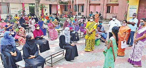 மதுரை பொன்முடியார் மாநகராட்சி மேல்நிலைப் பள்ளியில் நடந்த கருத்துக்கேட்புக் கூட்டத்தில் பங்கேற்ற பெற்றோர்கள். படம்: எஸ்.கிருஷ்ணமூர்த்தி