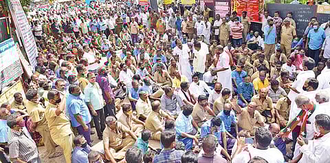 தீபாவளி போனஸ் 20 சதவீதம் வழங்கக் கோரி, மதுரையில் அரசுப் போக்குவரத்துக் கழகத் தலைமை அலுவலகத்தை முற்றுகையிட்ட அனைத்துத் தொழிற்சங்கத்தினர். படம்: எஸ்.கிருஷ்ணமூர்த்தி