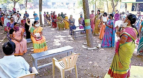 பள்ளிகள் திறப்பு குறித்து பெற்றோரிடம் கருத்துக்கேட்பு கூட்டம் தமிழகம் முழுவதும் நேற்று நடந்தது. பெற்றோர் உடல் வெப்ப பரிசோதனைக்கு பிறகு தனிமனித இடைவெளியுடன் அமர வைக்கப்பட்டு, அவர்களிடம் கருத்து கேட்கப் பட்டது. இடம்: அசோக் நகர் அரசு பெண்கள் மேல்நிலைப் பள்ளி. படம்: ம.பிரபு