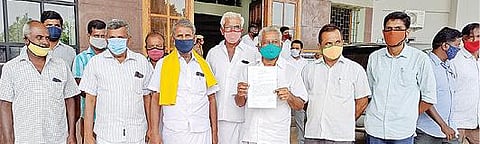 விளைநிலம் அருகே டாஸ்மாக் கடை திறக்க எதிர்ப்பு தெரிவித்து நேற்று புகார் அளிக்க வந்த தெற்கு அவிநாசிபாளையம் கிராம மக்கள்.