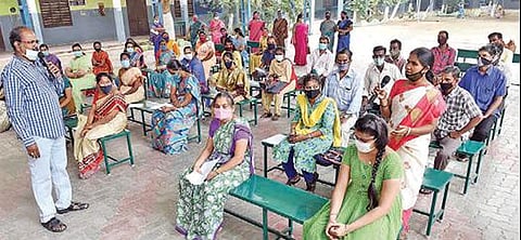 பள்ளிகள் திறப்பு கருத்துகேட்பில் பெற்றோரின் ஆதரவும், எதிர்ப்பும்: பொதுத் தேர்வு மாணவர்களுக்கான பாடத் திட்டங்களை குறைக்க வலியுறுத்தல்