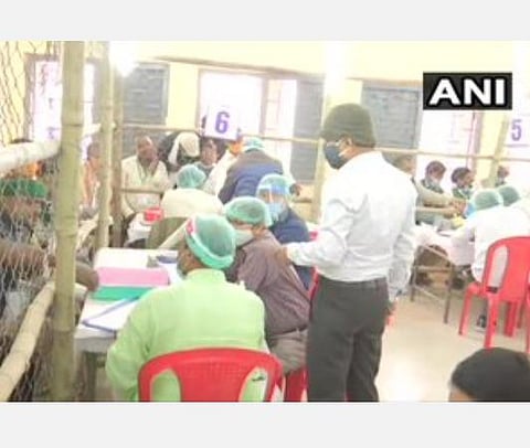 பாட்னாவில் வாக்கு எண்ணும் மையத்தில் பரபரப்பாக வாக்கு எண்ணிக்கை நடந்த காட்சி : படம் ஏஎன்ஐ