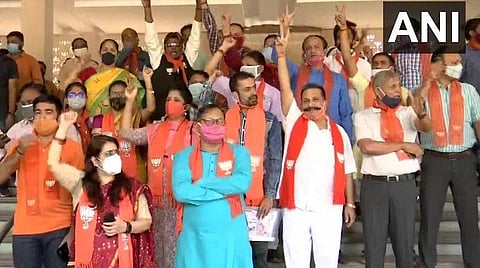 குஜராத் மாநிலம் காந்தி நகரில் பாஜகவின் தேர்தல் வெற்றியை மகிழ்ச்சியுடன் கொண்டாடும் தொண்டர்கள், நிர்வாகிகள்: படம் | ஏஎன்ஐ.