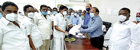 திருப்பத்தூர் மாவட்ட ஆட்சியர் சிவன் அருளிடம் கோரிக்கை மனு அளித்த திமுக எம்எல்ஏ நல்லதம்பி.