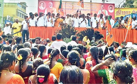 திருப்பத்தூர் மாவட்ட ஆட்சியர் அலுவலகம் முன்பாக பாஜக சார்பில் மத்திய கயிறு வாரிய தலைவர் சி.பி.ராதாகிருஷ்ணன் தலைமையில் பொதுக்கூட்டம் நேற்று நடைபெற்றது.