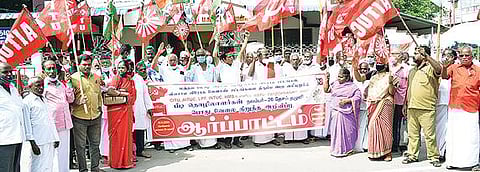 வேலூர் தலைமை தபால் நிலையம் முன்பாக நேற்று ஆர்ப்பாட்டத்தில் ஈடுபட்ட சிஐடியு, ஏஐடியுசி உள்ளிட்ட மத்திய தொழிற்சங்கத்தினர்.