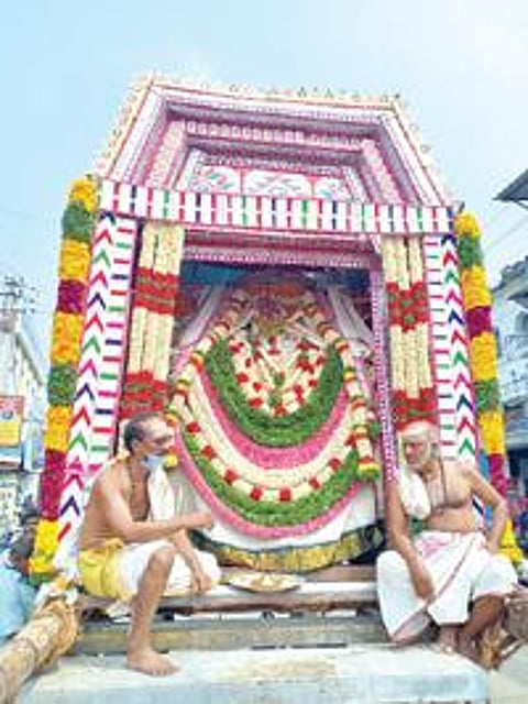 திருநெல்வேலி நெல்லையப்பர் திருக்கோயில் ஐப்பசி திருக்கல்யாண திருவிழாவை முன்னிட்டு டவுன் காட்சி மண்டபத்தில் தங்கச்சப்பரத்தில் காந்திமதி அம்மனும், ரிஷப வாகனத்தில் சுவாமியும் எழுந்தருளி பக்தர்களுக்கு திருக்காட்சி அருளினர்.