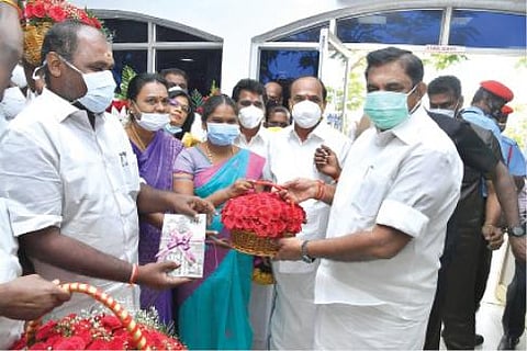 தூத்துக்குடி வந்த தமிழக முதல்வர் கே.பழனிசாமியை விமான நிலையத்தில் அமைச்சர்கள் கடம்பூர் செ.ராஜு, வி.எம்.ராஜலெட்சுமி, ஆர்.பி.உதயகுமார், நெல்லை முன்னாள் மேயர் புவனேஸ்வரி ஆகியோர் வரவேற்றனர்.