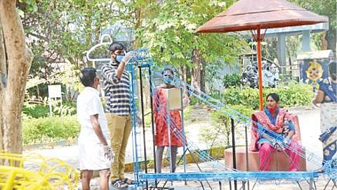 திருநெல்வேலி அறிவியல் மையம், சுமார் 8 மாதங்களுக்கு பின் நேற்று திறக்கப்பட்டது. மக்கள் ஆர்வமுடன் பார்வையிட்டனர். படம்: மு.லெட்சுமி அருண்