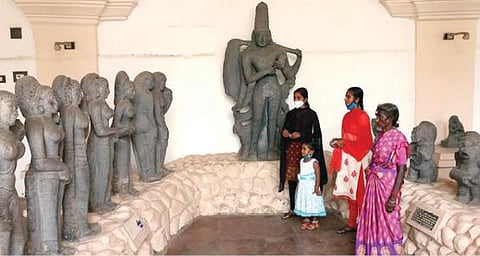 அரியலூரை அடுத்த வாரணவாசி கிராமத்தில் அமைந்துள்ள புதை உயிரிப்படிவ அருங்காட்சியகம் 7 மாதங்களுக்கு பிறகு நேற்று பொதுமக்கள் பார்வைக்கு திறக்கப்பட்டது. இதையடுத்து, அருங்காட்சியகத்தில் உள்ள மாதிரி புதை உயிரிப்படிவ சிற்பங்களை சமூக இடைவெளியுடன் பார்வையிடும் மக்கள். (அடுத்த படம்) தஞ்சாவூர் கலைக்கூடத்தை நேற்று பார்வையிட்ட பார்வையாளர்கள்.