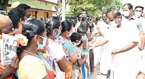 திருமங்கலம் தொகுதியில் பொதுமக்களுக்கு முகக் கவசங்களை வழங்கினார் அமைச்சர் ஆர்.பி. உதயகுமார்.