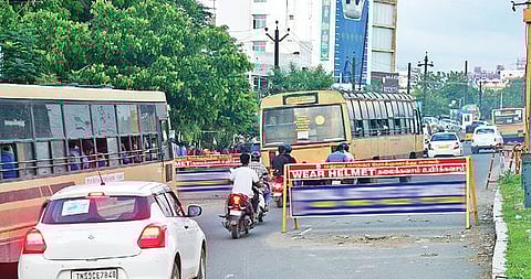 மாட்டுத்தாவணி அருகே மேலூர் சாலையில் சிக்னலில் இருந்து 100 மீட்டர் தொலைவில் வைக்கப்பட்டுள்ள பேரிகார்டுகள். படம்: ஜி. மூர்த்தி