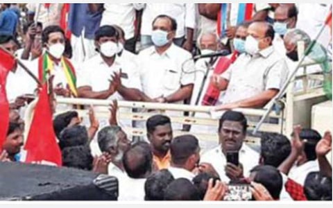 கீரப்பாளையம் ஊராட்சி ஒன்றிய அலுவலகம் அருகில் திமுக மற்றும் கூட்டணி கட்சிகள் சார்பில் நடைபெற்ற ஆர்ப்பாட்டத்தில் முன்னாள் அமைச்சர் எம்ஆர்கே.பன்னீர்செல்வம் பேசினார்.