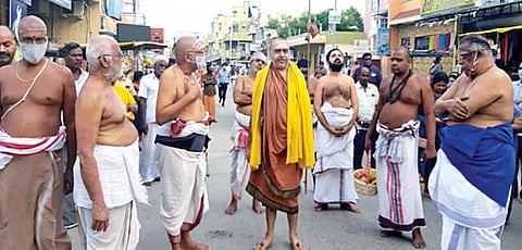 காஞ்சிபுரம் காமாட்சி அம்மனின் அவதார நட்சத்திரத்தை ஒட்டி நடைபெற்ற விழாவில் பங்கேற்க வந்த சங்கர மடத்தின் மடாதிபதி விஜயேந்திர சரஸ்வதி சுவாமிகள்.