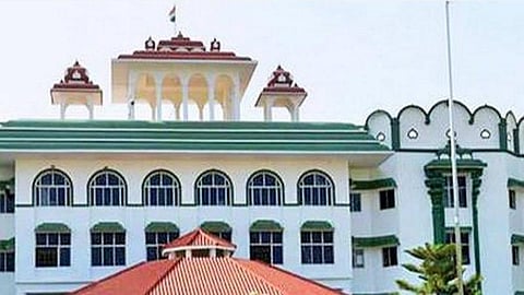 கோவையில் கல்லூரித் தேர்வில் பங்கேற்ற மாணவிக்கு தூத்துக்குடியில் திருமணம் நடைபெற்றதாக பதிவு: மாவட்ட பதிவாளர், சார் பதிவாளருக்கு உயர் நீதிமன்றம் நோட்டீஸ்