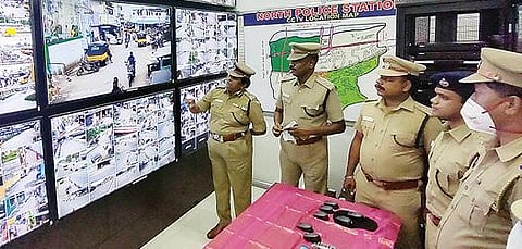 வேலூர் மாநகரம் முழுவதும் அமைக்கப்பட்டுள்ள 270 சிசி டிவி கேமராக்களுக்கான கண்காணிப்பு அறையை வேலூர் வடக்கு காவல் நிலையத்தில் டிஐஜி காமினி நேற்று திறந்து வைத்தார். அருகில், மாவட்ட காவல் கண்காணிப்பாளர் செல்வ குமார், உதவி காவல் கண்காணிப்பாளர் ஆல்பர்ட் ஜான், வடக்கு காவல் நிலைய ஆய்வாளர் செந்தில்குமார் உள்ளிட்டோர். படம்: வி.எம்.மணிநாதன்.