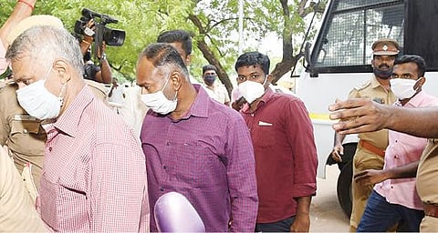 மதுரை நீதிமன்றத்தில் ஆஜர்படுத்துவதற்காக, சாத்தான்குளம் தந்தை மகன் கொலை வழக்கில் குற்றம் சாட்டப்பட்டோரை போலீஸார் அழைத்து வந்தனர். படம்: ஆர்.அசோக்