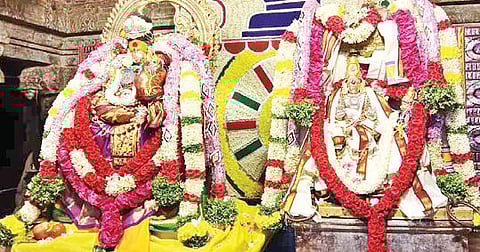 திருநெல்வேலி நெல்லையப்பர் கோயிலில் சுவாமி, அம்பாள் திருக்கல்யாண வைபவம் நேற்று அதிகாலையில் நடைபெற்றது. சிறப்பு அலங்காரத்தில் காட்சி தந்த சுவாமி, அம்பாள். படம்: மு.லெட்சுமி அருண்