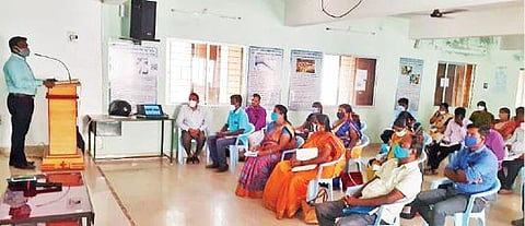 கிருஷ்ணகிரியில் நடந்த கற்போம் எழுதுவோம் இயக்கத்தின் மாவட்ட கருத்தாளர்களுக்கான பயிற்சியில் முதன்மை கல்வி அலுவலர் முருகன் பேசினார்.