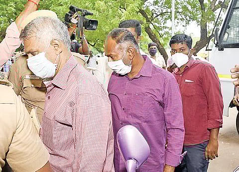 மதுரை நீதிமன்றத்தில் ஆஜர்படுத்துவதற்காக சாத்தான்குளம் தந்தை மகன் கொலை வழக்கில் குற்றம் சாட்டப்பட்டோரை போலீஸார் அழைத்து வந்தனர். படம்: ஆர்.அசோக்