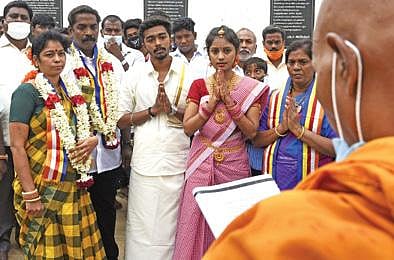 அம்பேத்கர் மணிமண்டபத்தில் பவுத்த முறைப்படி திருமணம் செய்து கொண்ட காதல் ஜோடி. படம்: எம்.சாம்ராஜ்