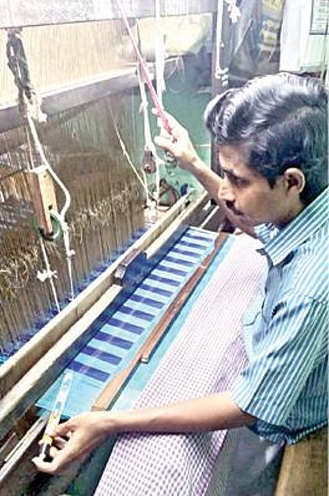 பட்டு நெசவு செய்யும் தொழிலாளி.