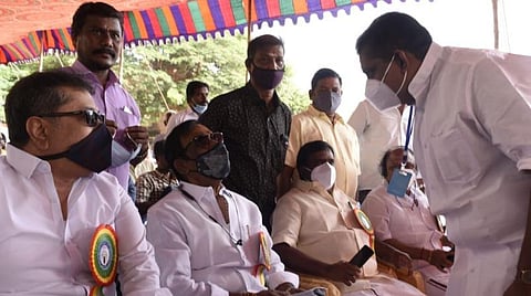 புதுச்சேரி திமுக மாநில அமைப்பாளர்களை மேடைக்கு அழைக்கும் பொதுப்பணித்துறை அமைச்சர் நமச்சிவாயம். | படம்: எம் சாம்ராஜ்