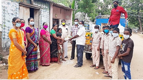 சேத்தியாத்தோப்பு அருகே வாழைக்கொல்லை கிராமத்தில் வீடு வீடாக சென்று மாணவர்களுக்கு தீபாவளி வாழ்த்து கூறும் ஒன்றிய பள்ளி ஆசிரியர்கள்.