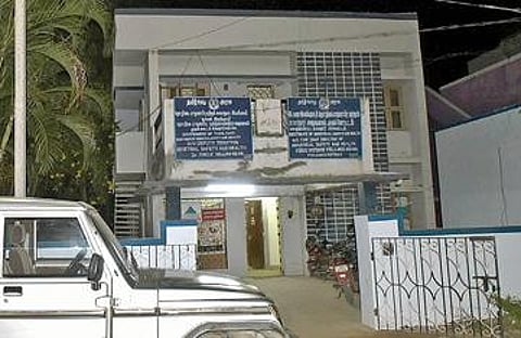 தி.மலை தொழிலக பாதுகாப்பு மற்றும் சுகாதார இயக்கக துணை இயக்குநர் அலுவலகத்தில் சோதனையில் ஈடுபட்டுள்ள லஞ்ச ஒழிப்பு துறையினர். அடுத்த படம்: வேலூர் வள்ளலார் பகுதியில் உள்ள தொழிலக பாதுகாப்பு மற்றும் சுகாதார இயக்ககம் இணை மற்றும் துணை இயக்குநர் அலுவலகத்தில் லஞ்ச ஒழிப்புத்துறை காவல்துறையினர் நேற்று சோதனை நடத்தினர்.