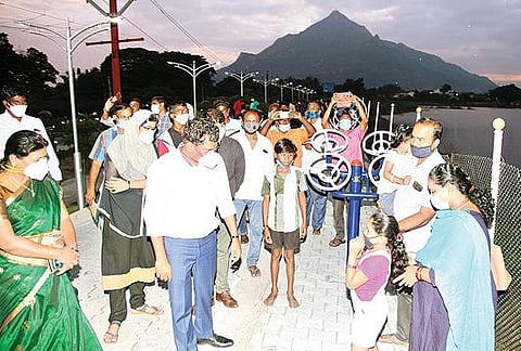 தி.மலை அறிவியல் பூங்காவில் ஒரு சிறுமியிடம் கலந்துரையாடிய ஆட்சியர் கந்தசாமி.