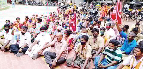 ஊதிய நிலுவை தொகையை வழங்க வலியுறுத்தி தூய்மை பணியாளர்கள் காத்திருப்பு போராட்டத்தில் ஈடுபட்டனர்.