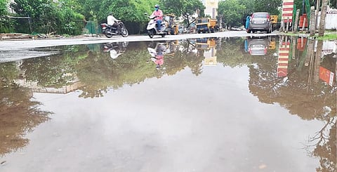 திருநெல்வேலியில் நேற்று மதியம் 1.30 மணி தொடங்கி ஒரு மணி நேரத்துக்கு மேல் நல்ல மழை பெய்தது. பாளையங்கோட்டையில் தலைமை தபால் நிலையம் எதிரே தேங்கியிருந்த மழை நீர். படம்: மு. லெட்சுமி அருண்.