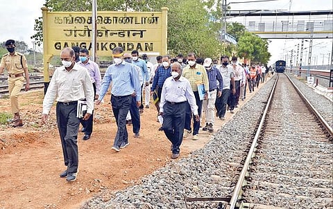 கடம்பூர்- கங்கைகொண்டான் ரயில் நிலையங்களுக்கு இடையேயான புதிய இரட்டை வழித்தடத்தில் நேற்று நடைபெற்ற சோதனை ஓட்டத்தில் கங்கைகொண்டான் ரயில் நிலையத்தை கடந்து செல்லும் அதிவேக ரயில். (அடுத்தபடம்) மூன்று நடைமேடைகளுடன் தரம் உயர்த்தப்பட்ட கங்கைகொண்டான் ரயில் நிலையத்தில், தென்மண்டல முதன்மை பாதுகாப்பு ஆணையர் அபய்குமார் ராய் தலைமையிலான அதிகாரிகள் குழு ஆய்வு மேற்கொண்டது. படங்கள்: மு.லெட்சுமி அருண்.