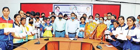 தேசிய அளவிலான பள்ளிகள் கூட்டமைப்பு விளையாட்டுப் போட்டிகளில் வெற்றி பெற்ற 20 வீரர், வீராங்கனைகளுக்கு ரூ.29 லட்சம் ஊக்கத்தொகையை கிருஷ்ணகிரி ஆட்சியர் ஜெயசந்திர பானு ரெட்டி வழங்கினார்.