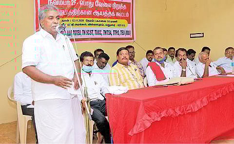 மதுரையில் நடைபெற்ற டாஸ்மாக் அனைத்து தொழிற்சங்கக் கூட்டு நடவடிக்கைக் குழுக் கூட்டத்தில் பேசினார் ஏஐடியூசி டாஸ்மாக் ஊழியர் சங்க மாநிலத் தலைவர் நா.பெரியசாமி.