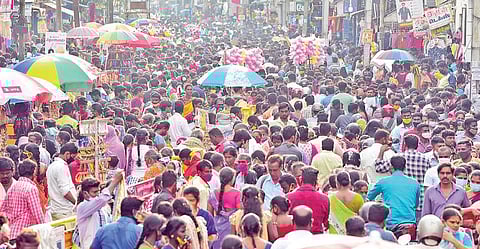 விளக்குத்தூண் சந்திப்பில் அமைக்கப்பட்டுள்ள உயர் கோபுரத்தில் இருந்து தொலைநோக்கி மூலம் கூட்டத்தைக் கண்காணிக்கும் பெண் காவலர்.