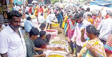 மதுரை மாட்டுத்தாவணி மலர் சந்தையில் பூக்கள் வாங்க திரண்ட மக்கள்.படம்:எஸ்.கிருஷ்ணமூர்த்தி