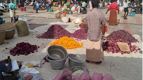 தீபாவளியை முன்னிட்டு களை கட்டிய தோவாளை மலர் சந்தை: பூக்கள் விலை 5 மடங்கு உயர்வு