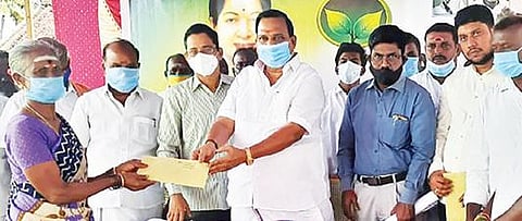 லாடவரம் கிராமத்தில் பால் உற்பத்தியாளர்களுக்கு தீபாவளி போனஸ் தொகையை வழங்கிய மாவட்ட ஆவின் தலைவர் அக்ரி எஸ்.எஸ்.கிருஷ்ணமூர்த்தி.