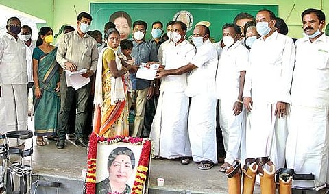 செய்யாறில் நடைபெற்ற சிறப்பு முகாமில் மாற்றுத்திறனாளி ஒருவருக்கு அடையாள அட்டையை வழங்கிய அமைச்சர் சேவூர் எஸ்.ராமச்சந்திரன்.