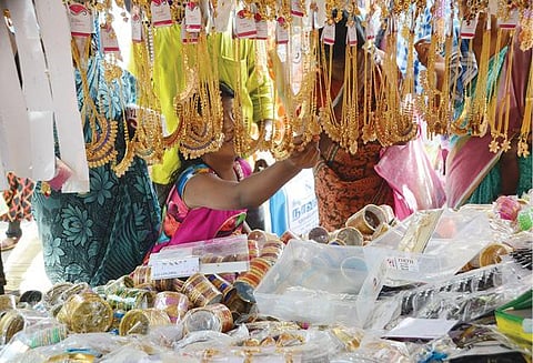 தீபாவளியை முன்னிட்டு, திருநெல்வேலி டவுனில் உள்ள கடை ஒன்றில், பெண்களுக்கான அலங்காரப் பொருட்கள் விற்பனை மும்முரமாக நடைபெற்றது. படம்: மு.லெட்சுமி அருண்.