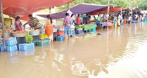 தூத்துக்குடியில் பாளையங்கோட்டை சாலையில் உள்ள தற்காலிக காய்கறி சந்தையில் உள்ள கடைகளை மழைநீர் சூழ்ந்துள்ளது. இதனால் வியாபாரிகள், பொதுமக்கள் பாதிக்கப்பட்டனர்.