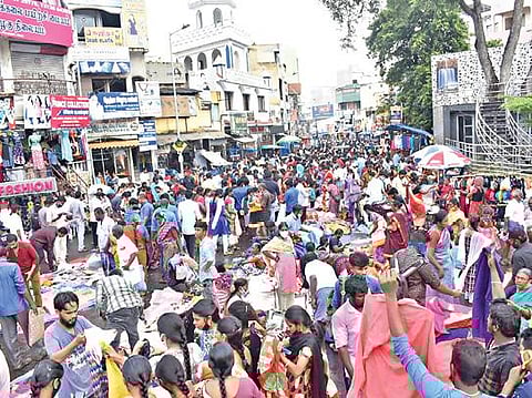 ஈரோடு மணிக்கூண்டு பகுதியில் தீபாவளி பண்டிகையையொட்டி ஜவுளி உள்ளிட்ட பொருட்களை வாங்க நேற்று காலை குவிந்திருந்த மக்கள் கூட்டம்.