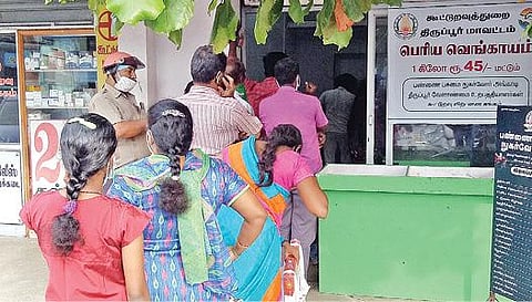 திருப்பூர் - பல்லடம் சாலையிலுள்ள கூட்டுறவு அங்காடியில் பெரிய வெங்காயம் வாங்க வரிசையில் நின்ற பெண்கள். படம்: இரா.கார்த்திகேயன்.