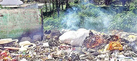 திருப்பூர் - அவிநாசி சாலை குமார் நகரில் தேங்கிக் கிடக்கும் குப்பை.