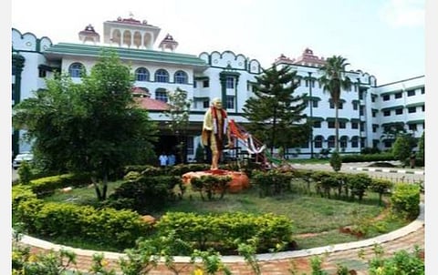 நீதிமன்ற உத்தரவை நிறைவேற்றாவிட்டால் ஐஏஎஸ் அதிகாரியாக இருந்தாலும் சிறையில் அடைக்க வேண்டும்: உயர் நீதிமன்றம் உத்தரவு